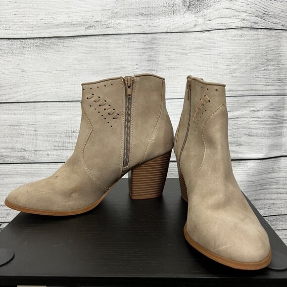 Restricted Tan Perforated Ankle Boots With Stacked Wooden Heel, Size 9 - Picture 3 of 8